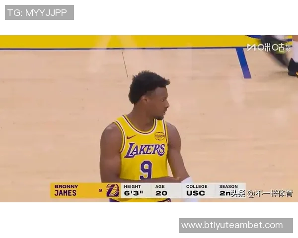 绿军记者惊叹湖勇对决中斯玛特与霍福德的奇妙对抗场景 绿军记者惊叹湖勇对决中斯玛特与霍福德的奇妙对抗场景