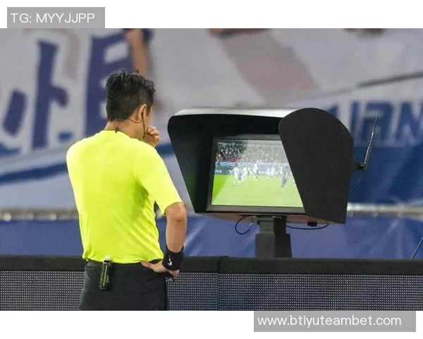 哈曼批评裁判缺乏VAR执法能力质疑迪亚斯越位判罚影响比赛公正性