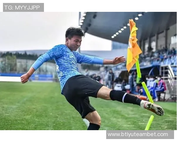 最后时刻U22国足角球争议鲍世蒙拔角旗杆遭黄牌处罚后幽默插回